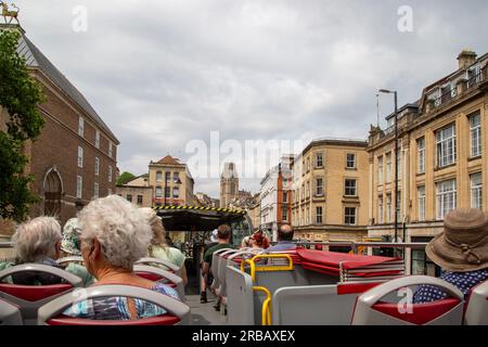 Bristol, England - 16. 2023. Juni: Hop-on-Hop-off-Busrundfahrt für Touristen Stockfoto