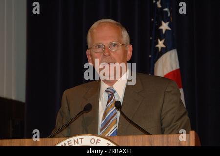 Abschiedsversammlung im Innenministerium für Sekretärin Gale Norton, mit Vorträgen von leitenden Beamten des Innenministeriums und der Enthüllung des offiziellen gemalten Porträts von Norton Stockfoto