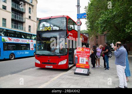 Bristol, England - 16. 2023. Juni: Hop-on-Hop-off-Busrundfahrt für Touristen Stockfoto