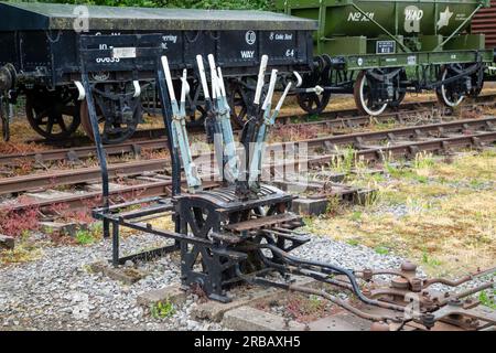Bristol, England - Juni 16. 2023: Manuelle Signalhebel von alten Eisenbahnwaggons an den Bristol Docks Stockfoto