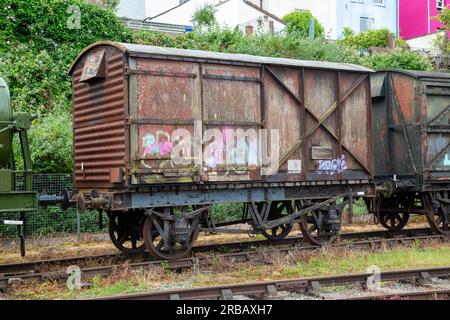 Bristol, England - Juni 16. 2023: Alte Eisenbahnwaggons an den Bristol Docks Stockfoto