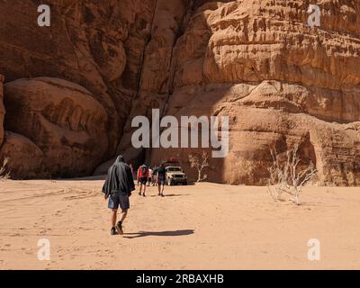 Wadi Rum Desert, Jordanien. Die rote Wüste und der Berg Jabal Al Qattar. Hier wurden einige berühmte Filme gedreht. Wunderschöne Sand- und Felsformationen Stockfoto