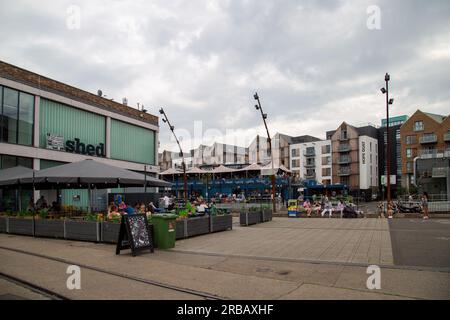 Bristol, England - Juni 16. 2023: Erneuerung der Bristol docklands mit Cafés und Bars am Kai Stockfoto