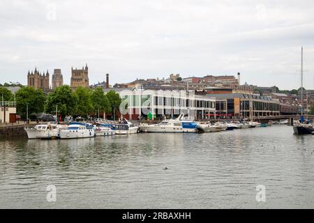 Bristol, England - Juni 16. 2023: Erneuerung der Bristol docklands mit Cafés und Bars am Kai Stockfoto