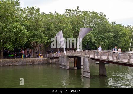 Bristol, England - Juni 16. 2023: Peros Brücke, eine Fußgängerbrücke, die sich über die Reichweite von St. Augustine im Hafen von Bristol erstreckt Stockfoto