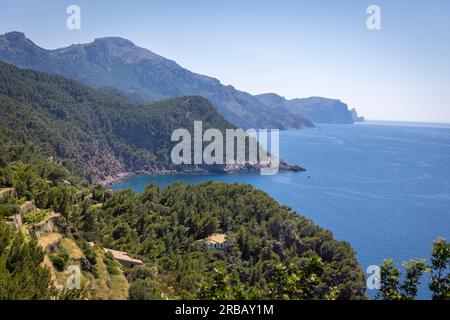 Panoramablick auf die Klippen von Mallorca vom Wachturm Torre del Verger, Banyabulfar, Mallorca, Spanien Stockfoto