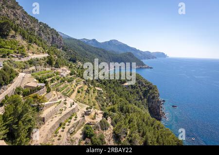 Panoramablick auf die Klippen von Mallorca vom Wachturm Torre del Verger, Banyabulfar, Mallorca, Spanien Stockfoto