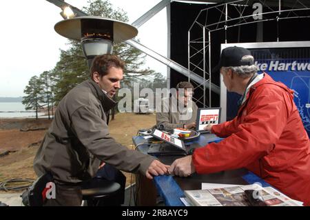 Teil der Mike and Mike Show von ESPN Radio, die gemeinsam von Mike Greenberg und Mike Golic beim Bassmasters Classic Professional Fishing Turnier in Greenville, South Carolina, ausgerichtet wird, mit Gastauftritt von Minister Dirk Kempthorne Stockfoto