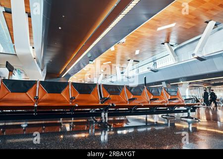 Leere Passagiersitze am internationalen Flughafen. Reisekonzept Stockfoto