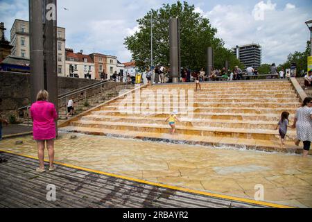 Bristol, England - 16. 2023. Juni: Kaskadentreppen in Bristol mit Touristen, die im Wasser spielen Stockfoto