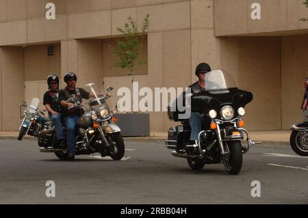 Die jährliche Rolling Thunder Motorrad-Rallye "Ride for Freedom"--im Namen der Kriegsverschwundenen in Aktion (POW/MIA)--durch Washington, D.C., unter den Teilnehmern Ministerin Dirk Kempthorne Stockfoto