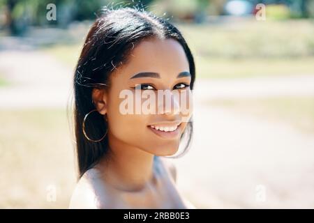 Porträt einer schönen jungen afroamerikanischen Frau lächelnd im freien hautnah Stockfoto