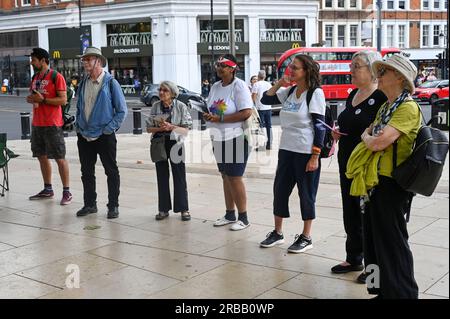 Windrush Square, London, Großbritannien. 8. Juli 2023. NHS wird von Einwanderern aus der Karibik, Westindien, Pakistiani, Malaysisch und Irland gebaut. Während der Verabschiedung der konservativen Regierung litten NHS-Mitarbeiter unter einem niedrigen Gehalt für NHS-Mitarbeiter, Kürzungen bei der NHS-Finanzierung und Personalmangel, was zur NHS-Krise führte. Heute feiern wir 75 Jahre NHS, Rally for Windrush Generation und die Gründung des NHS, der NHS muss und wird für alle frei bleiben, London, Großbritannien. Kredit: Siehe Li/Picture Capital/Alamy Live News Stockfoto