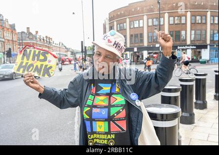 Windrush Square, London, Großbritannien. 8. Juli 2023. NHS wird von Einwanderern aus der Karibik, Westindien, Pakistiani, Malaysisch und Irland gebaut. Während der Verabschiedung der konservativen Regierung litten NHS-Mitarbeiter unter einem niedrigen Gehalt für NHS-Mitarbeiter, Kürzungen bei der NHS-Finanzierung und Personalmangel, was zur NHS-Krise führte. Heute feiern wir 75 Jahre NHS, Rally for Windrush Generation und die Gründung des NHS, der NHS muss und wird für alle frei bleiben, London, Großbritannien. Kredit: Siehe Li/Picture Capital/Alamy Live News Stockfoto