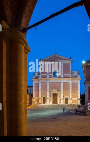 Piazza Papa Giovanni Paolo II, Kathedrale von San Venanzio, Fabriano, Ancona, Marken, Italien Stockfoto