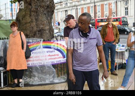 Windrush Square, London, Großbritannien. 8. Juli 2023. NHS wird von Einwanderern aus der Karibik, Westindien, Pakistiani, Malaysisch und Irland gebaut. Während der Verabschiedung der konservativen Regierung litten NHS-Mitarbeiter unter einem niedrigen Gehalt für NHS-Mitarbeiter, Kürzungen bei der NHS-Finanzierung und Personalmangel, was zur NHS-Krise führte. Heute feiern wir 75 Jahre NHS, Rally for Windrush Generation und die Gründung des NHS, der NHS muss und wird für alle frei bleiben, London, Großbritannien. Kredit: Siehe Li/Picture Capital/Alamy Live News Stockfoto