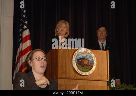 Abschiedsversammlung im Innenministerium für Sekretärin Gale Norton, mit Vorträgen von leitenden Beamten des Innenministeriums und der Enthüllung des offiziellen gemalten Porträts von Norton Stockfoto