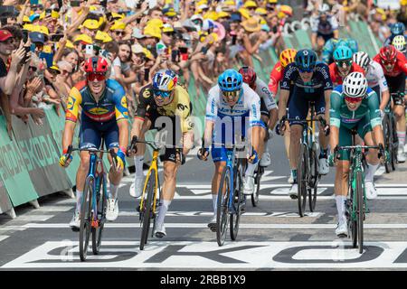 Limoges, Frankreich, 8. Juli 2023, MADS PEDERSEN von LIDL - TREK feiert, wie er die Ziellinie überquert und in der 110. Ausgabe der Tour de France die 8. Stufe 201km von Libourne nach Limoges gewinnt. Kredit: Nick Phipps/Alamy Live News Stockfoto