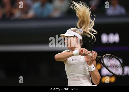 8. Juli 2023; All England Lawn Tennis and Croquet Club, London, England: Wimbledon Tennis Tournament; Damen Singles Match, Katie Boulter kehrt nach Rybakina zurück Stockfoto