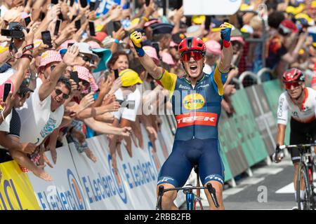 Limoges, Frankreich, 8. Juli 2023, MADS PEDERSEN von LIDL - TREK feiert, wie er die Ziellinie überquert und in der 110. Ausgabe der Tour de France die 8. Stufe 201km von Libourne nach Limoges gewinnt. Kredit: Nick Phipps/Alamy Live News Stockfoto