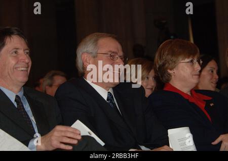 Abschiedsversammlung im Innenministerium für Sekretärin Gale Norton, mit Vorträgen von leitenden Beamten des Innenministeriums und der Enthüllung des offiziellen gemalten Porträts von Norton Stockfoto