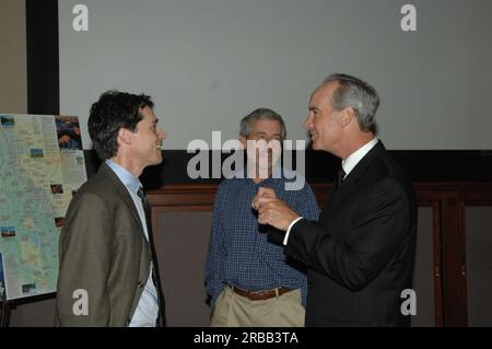 Unterzeichnungszeremonie am Hauptsitz der National Geographic Society (NGS) in Washington, D.C., für eine Vereinbarung zur Förderung des umweltverträglichen und verbesserten Geotourismus durch eine NGS-Partnerschaft mit dem Innenministerium, dem Landwirtschaftsministerium und anderen Einrichtungen, einschließlich Bureau of Indian Affairs, Bureau of Land Management, National Park Service, USA Fish and Wildlife Service und USA Forstdienst. Der Innenminister Dirk Kempthorne trat dem Landwirtschaftsminister Mark Rey bei, dem Präsidenten und Chief Executive Officer von NGS Stockfoto