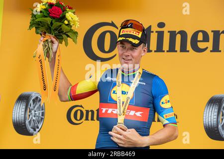 Limoges, Frankreich, 8. Juli 2023, MADS PEDERSEN von LIDL - TREK feiert auf dem Podium nach dem Sieg in der 8. Phase 201km, Libourne to Limoges während der 110. Ausgabe der Tour de France. Kredit: Nick Phipps/Alamy Live News Stockfoto