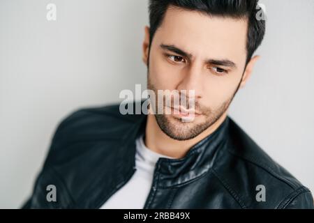 Nahaufnahme Porträt von schönen nachdenklichen Mann posiert auf weißem Studio-Hintergrund. Männer Schönheit, Emotionen Konzept Stockfoto
