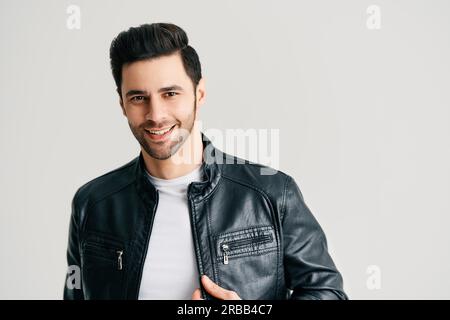 Nahaufnahme Porträt eines lächelnden hübschen trendigen Mann posiert auf weißem Studio-Hintergrund mit Kopieplatz. Beauty-Konzept für Männer Stockfoto