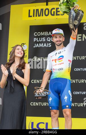 Limoges, Frankreich, 8. Juli 2023, ANTHONY TURGIS von TOTALENERGIES gewinnt den Preis für Phase 8, 201km, Libourne an Limoges während der 110. Auflage der Tour de France Credit: Nick Phipps/Alamy Live News Stockfoto