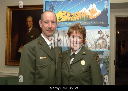 Zeremonie zur Verleihung des Harry Yount Ranger Award 2008 an Gary Moses, den Lake McDonald Sub-District Ranger im Glacier National Park, mit National Park Service Director Mary Bomar, Assistant Secretary for Fish and Wildlife and Parks R. Lyle Laverty, Jr. Und Kevin Havelock, US-Chef der Unilever Corporation, unter den Würdenträgern, die im Innenraum zur Verfügung stehen Stockfoto