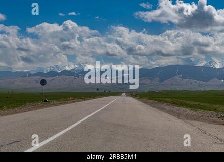 Gerade Straße führt zum Kolsay Lakes Nationalpark, Tian Shan Berge, Kasachstan Stockfoto