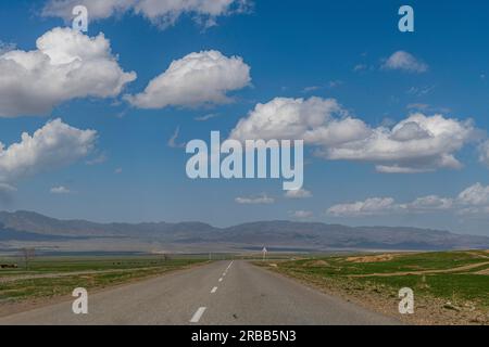 Gerade Straße führt zum Kolsay Lakes Nationalpark, Tian Shan Berge, Kasachstan Stockfoto