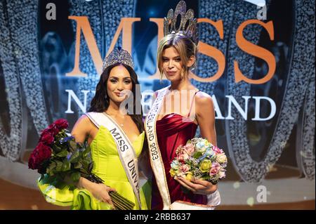 LEUSDEN - Rikkie Kolle wurde zur Miss Netherlands 2023 gekrönt. Der Gewinner kann die Niederlande beim internationalen Miss-Universe-Wettbewerb vertreten. Links von ihr ist Miss Universe. Und EVERT ELZINGA netherlands raus - belgien raus Stockfoto