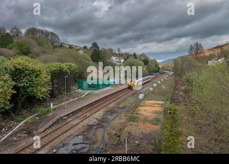 Transport nach Wales Klasse 150 Sprinterzug mit Anfahrt am Bahnhof Dinas Rhondda auf der einspurigen Bahnlinie Rhondda Valley Stockfoto