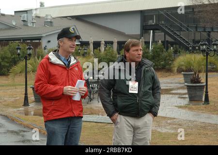 Teil der Mike and Mike Show von ESPN Radio, die gemeinsam von Mike Greenberg und Mike Golic beim Bassmasters Classic Professional Fishing Turnier in Greenville, South Carolina, ausgerichtet wird, mit Gastauftritt von Minister Dirk Kempthorne Stockfoto