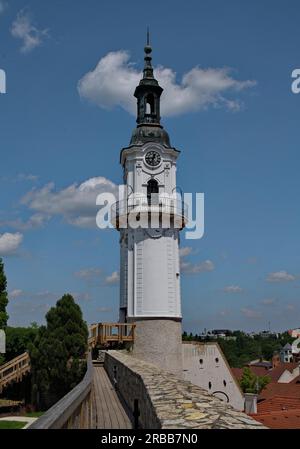 Historischer Feuerturm in Veszprem, europäische Kulturhauptstadt 2023, Veszprem, Ungarn, Turm, weiß. Gebäude, Uhr Stockfoto