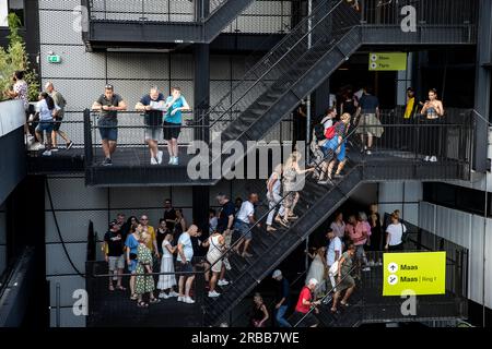 ROTTERDAM - Audienz beim North Sea Jazz. Die Veranstaltung begann einst mit einigen Aufführungen in sechs Sälen und neuntausend Besuchern in Den Haag. An diesem Wochenende werden rund neunzigtausend Enthusiasten aus der ganzen Welt zu mehr als einhundertfünfzig Aufführungen auf sechzehn Bühnen kommen. ANP PAUL BERGEN niederlande raus - belgien raus Stockfoto