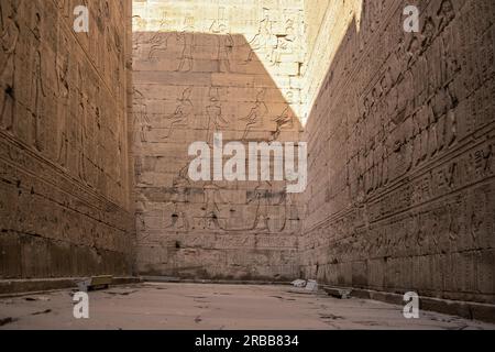 Hieroglyphische Korridore des Tempels von Edfu in der Stadt Edfu, Ägypten. Am Ufer des Nils, geco-römischer Bau, Tempel gewidmet Stockfoto