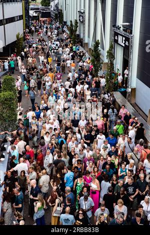 ROTTERDAM - Audienz beim North Sea Jazz. Die Veranstaltung begann einst mit einigen Aufführungen in sechs Sälen und neuntausend Besuchern in Den Haag. An diesem Wochenende werden rund neunzigtausend Enthusiasten aus der ganzen Welt zu mehr als einhundertfünfzig Aufführungen auf sechzehn Bühnen kommen. ANP PAUL BERGEN niederlande raus - belgien raus Stockfoto