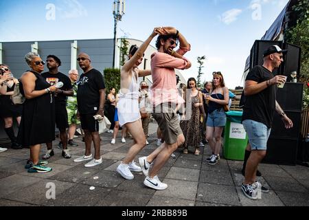 ROTTERDAM - Audienz beim North Sea Jazz. Die Veranstaltung begann einst mit einigen Aufführungen in sechs Sälen und neuntausend Besuchern in Den Haag. An diesem Wochenende werden rund neunzigtausend Enthusiasten aus der ganzen Welt zu mehr als einhundertfünfzig Aufführungen auf sechzehn Bühnen kommen. ANP PAUL BERGEN niederlande raus - belgien raus Stockfoto