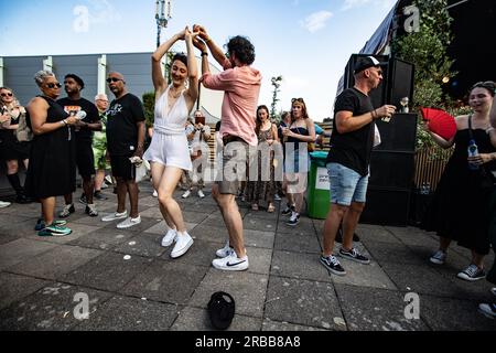 ROTTERDAM - Audienz beim North Sea Jazz. Die Veranstaltung begann einst mit einigen Aufführungen in sechs Sälen und neuntausend Besuchern in Den Haag. An diesem Wochenende werden rund neunzigtausend Enthusiasten aus der ganzen Welt zu mehr als einhundertfünfzig Aufführungen auf sechzehn Bühnen kommen. ANP PAUL BERGEN niederlande raus - belgien raus Stockfoto