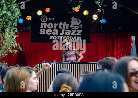 ROTTERDAM - Audienz beim North Sea Jazz. Die Veranstaltung begann einst mit einigen Aufführungen in sechs Sälen und neuntausend Besuchern in Den Haag. An diesem Wochenende werden rund neunzigtausend Enthusiasten aus der ganzen Welt zu mehr als einhundertfünfzig Aufführungen auf sechzehn Bühnen kommen. ANP PAUL BERGEN niederlande raus - belgien raus Stockfoto