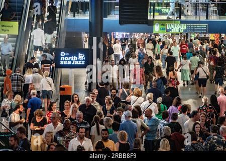 ROTTERDAM - Audienz beim North Sea Jazz. Die Veranstaltung begann einst mit einigen Aufführungen in sechs Sälen und neuntausend Besuchern in Den Haag. An diesem Wochenende werden rund neunzigtausend Enthusiasten aus der ganzen Welt zu mehr als einhundertfünfzig Aufführungen auf sechzehn Bühnen kommen. ANP PAUL BERGEN niederlande raus - belgien raus Stockfoto