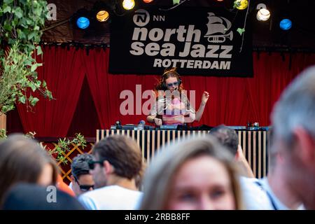 ROTTERDAM - Audienz beim North Sea Jazz. Die Veranstaltung begann einst mit einigen Aufführungen in sechs Sälen und neuntausend Besuchern in Den Haag. An diesem Wochenende werden rund neunzigtausend Enthusiasten aus der ganzen Welt zu mehr als einhundertfünfzig Aufführungen auf sechzehn Bühnen kommen. ANP PAUL BERGEN niederlande raus - belgien raus Stockfoto