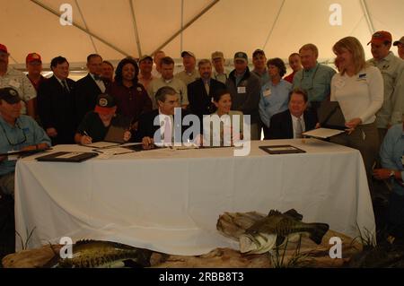 Unterzeichnung des nationalen Aktionsplans für Fischbestände und -Bestände, wobei der amtierende Innenminister P. Lynn Scarlett dem Handelsminister Carlos Gutierrez, dem Präsidenten des Verbands der Fish and Wildlife Agencies (AFWA) John Cooper, beitritt; John Baughman, Executive Vice President der AFWA, engagiert sich unter anderem für Maßnahmen zur Förderung öffentlich-privater Partnerschaften für Fischlebensräume im ganzen Land und zum Schutz aller gesunden und intakten Lebensräume bis 2015 Stockfoto