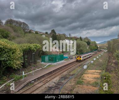 Transport nach Wales Klasse 150 Sprinterzug mit Anfahrt am Bahnhof Dinas Rhondda auf der einspurigen Bahnlinie Rhondda Valley Stockfoto