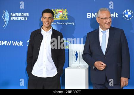 München, Deutschland. 08. Juli 2023. Jamal MUSIALA (FC Bayern München) Joachim HERRMANN (Innenminister Bayerns). Bavarian Sports Award 2023 in der BMW-Welt, Roter Teppich, Roter Teppich am 07./08/20233. Kredit: dpa/Alamy Live News Stockfoto