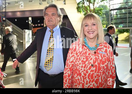 München, Deutschland. 08. Juli 2023. Helmut MARKWORT mit seiner Frau Patricia RIEKEL. Bavarian Sports Award 2023 in der BMW-Welt, Roter Teppich, Roter Teppich am 07./08/20233. Kredit: dpa/Alamy Live News Stockfoto