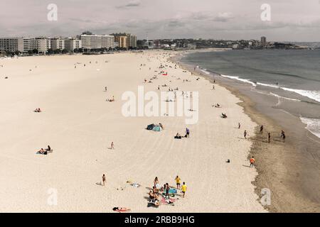 Sandstrand am Atlantischen Ozean mit wenigen Badenden, Praia de Matosinhos, Vintage-Style-Bild, Retro-Farben, Porto, Portugal Stockfoto